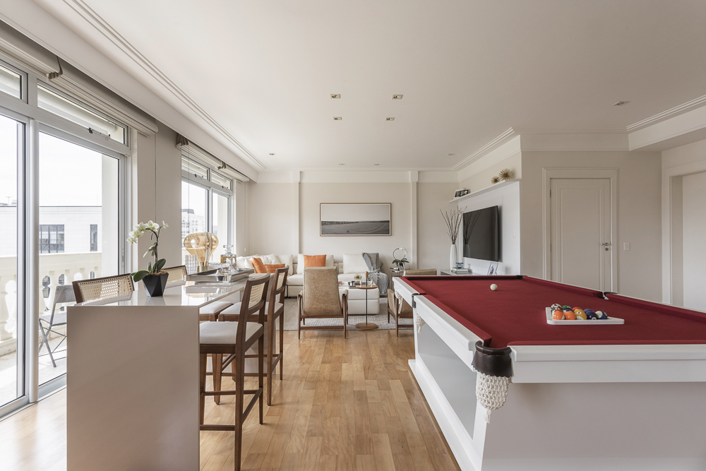 GABRIELA CASAGRANDE ARQUITETURA ASSINA APARTAMENTO, NA “TERRA DA GAROA”, QUE MESCLA ARQUITETURA NEOCLÁSSICA COM MOBILIÁRIO CONTEMPORÂNEO