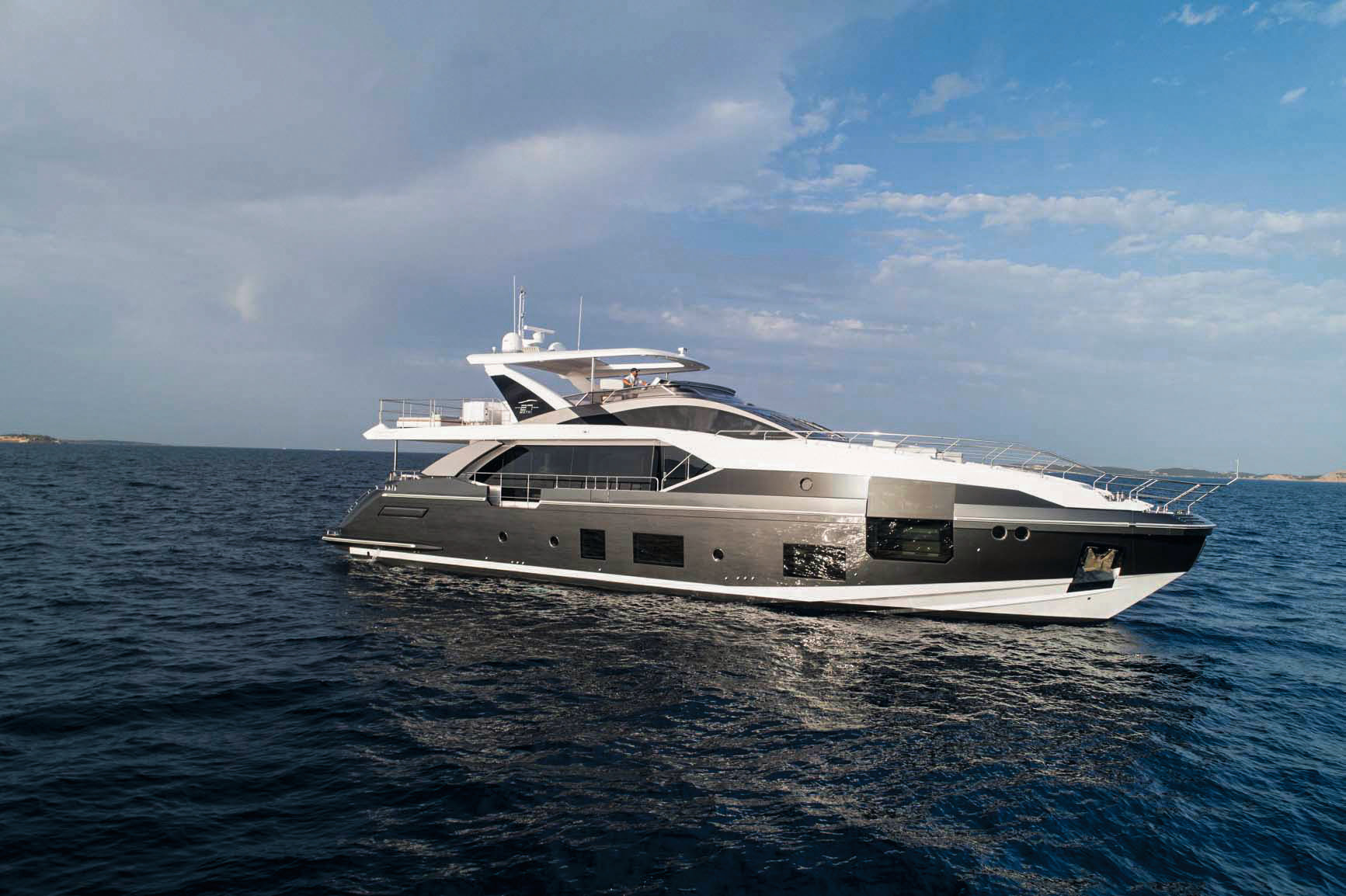 Iates de luxo fabricados no Brasil serão expostos no Miami International Boat Show