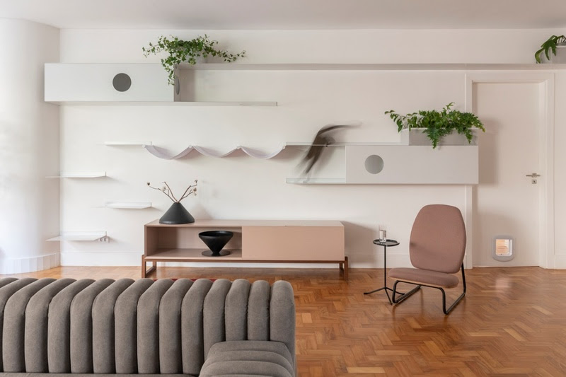 ​Com projeto assinado pela M​atú Arquitetura, apartamento foi planejado para atender a todos da família, inclusive os pets​