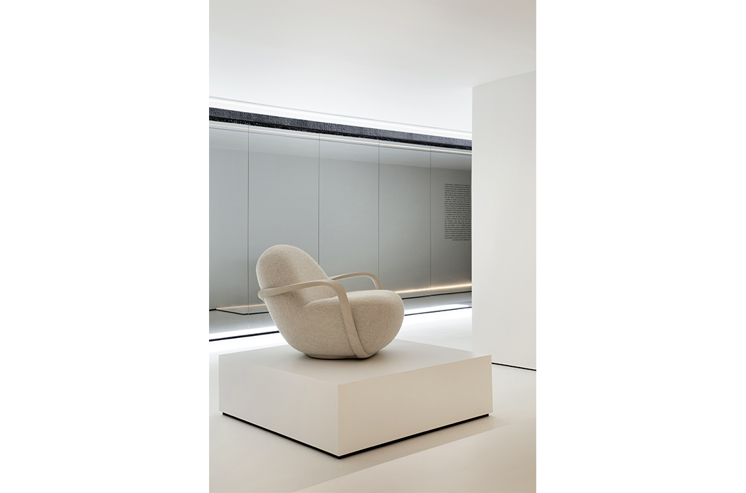 Jader Almeida recebe prêmio Red Dot Product Design Award 2022 com a poltrona May