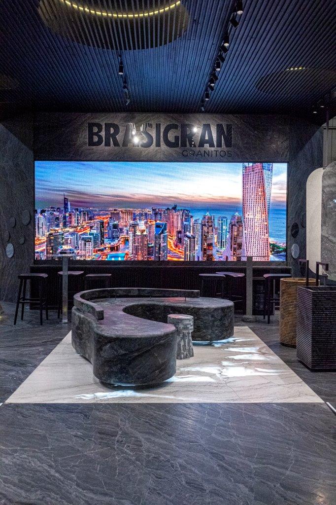 David Bastos assina o estande da Brasigran na Expo Revestir 2022