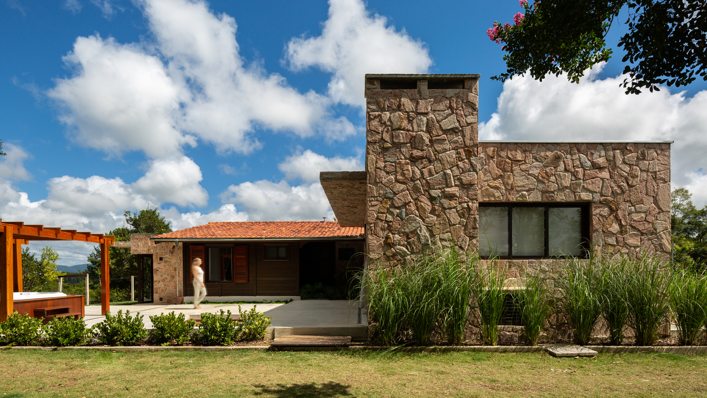 Gabriela Casagrande Arquitetura assina casa de campo, na cidade de Tijucas do Sul, Paraná