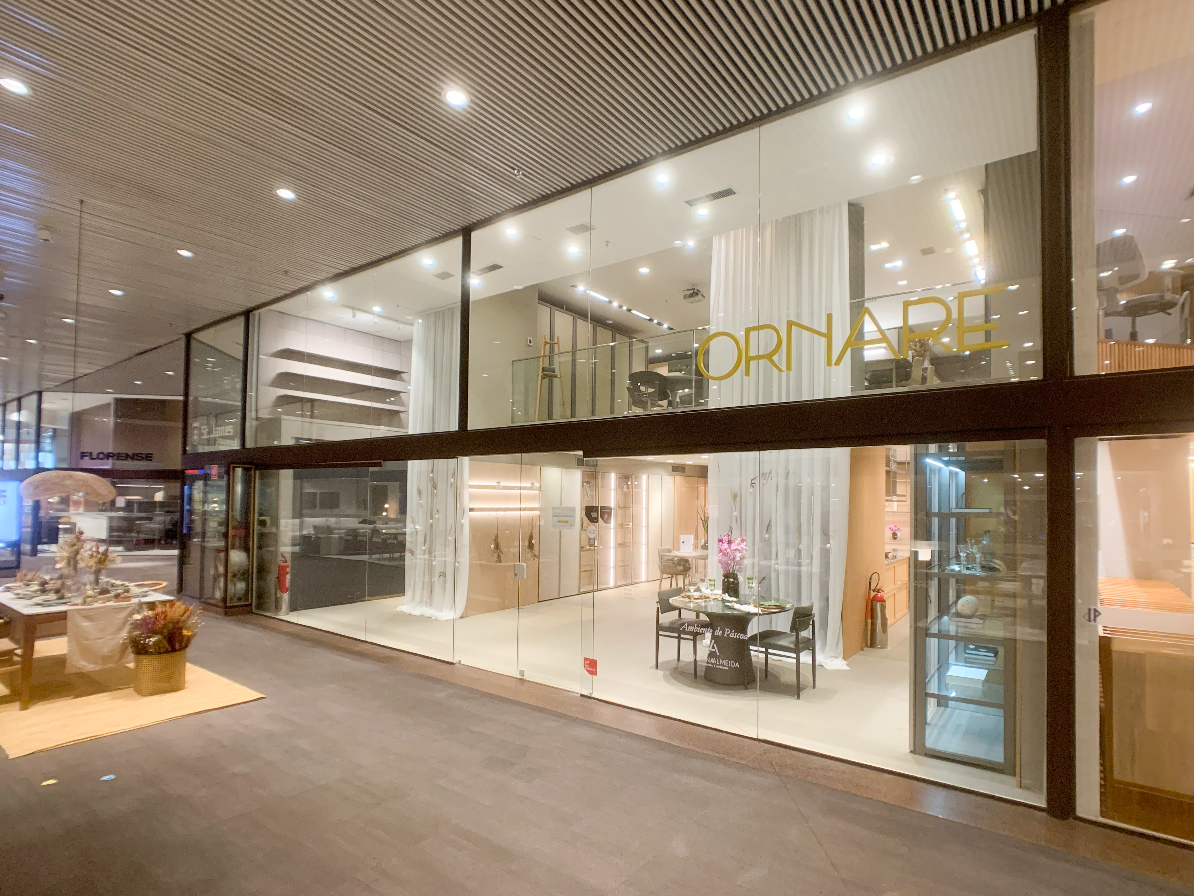 Flávia Cardoso e Luciana Almeida assinam vitrines do showroom Ornare no Shopping D&D