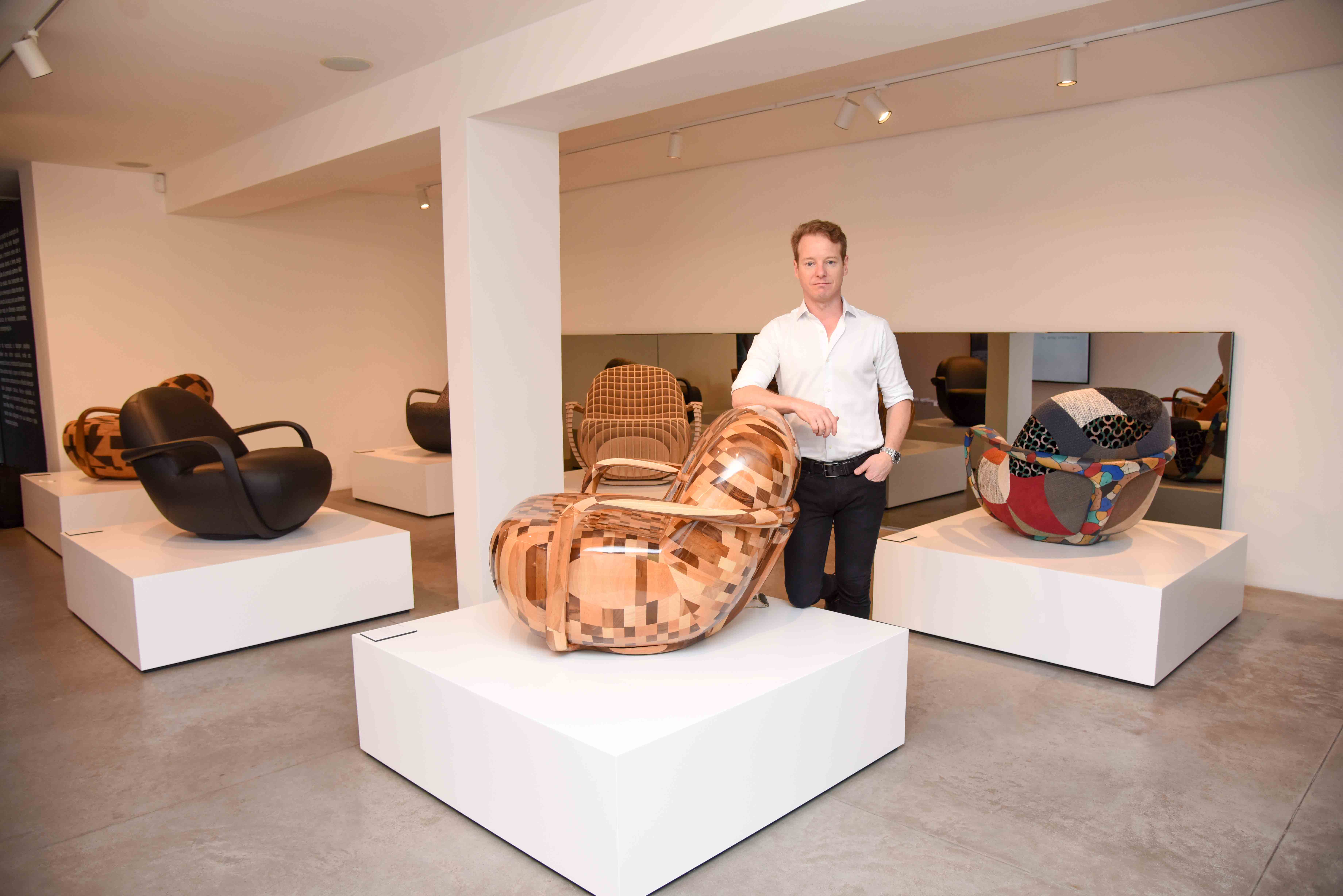 Designer Jader Almeida recebeu convidados para abertura exposição Infinity Skin no Rio de Janeiro