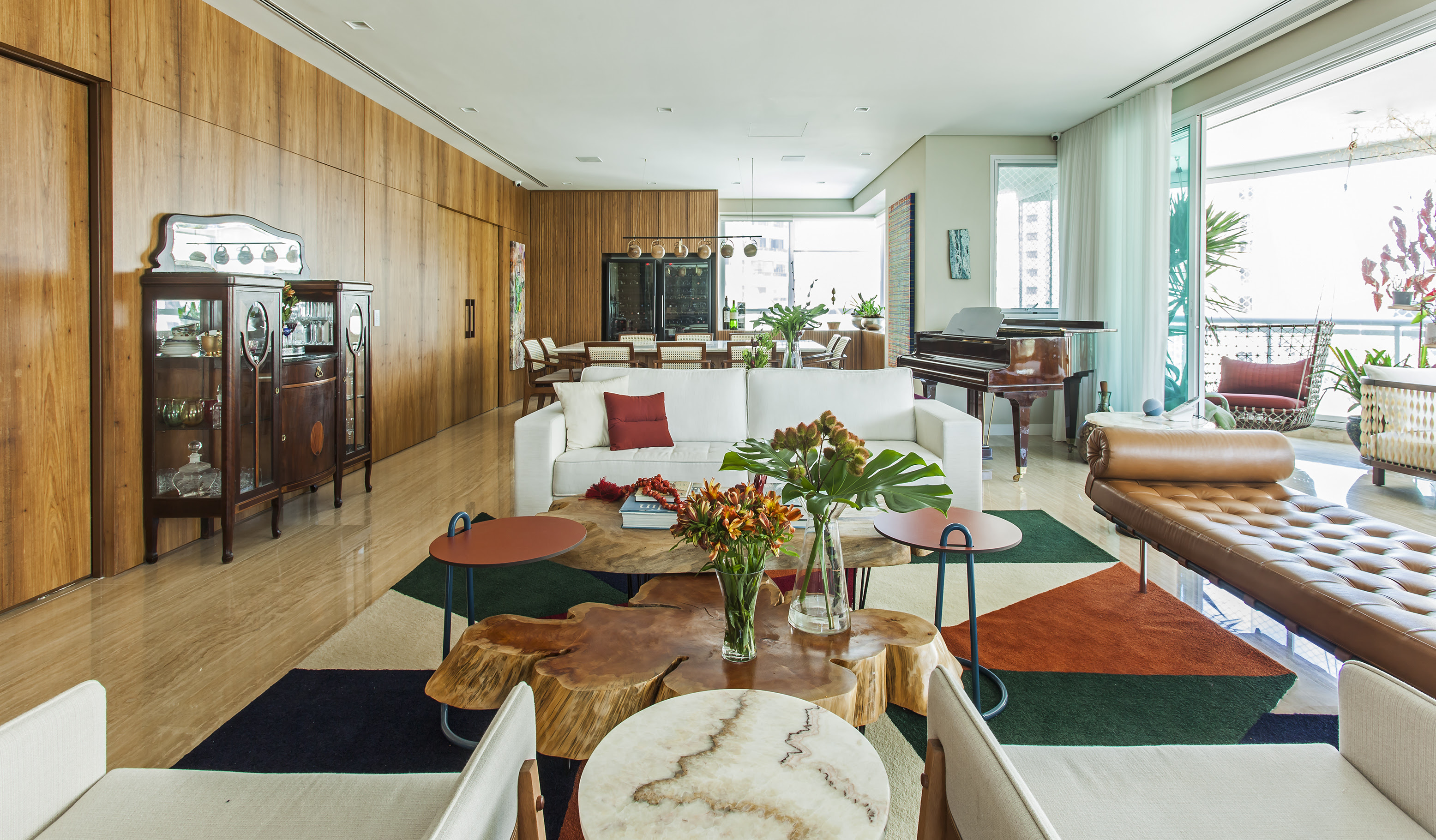 Mix de estilos e integração total marcam reforma de apartamento em São Paulo