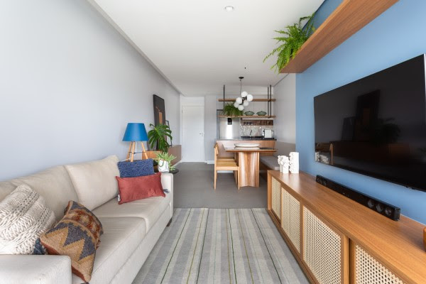 Cores, integração, aproveitamento dos materiais e soluções inteligentes marcam reforma de apartamento para um novo momento de vida