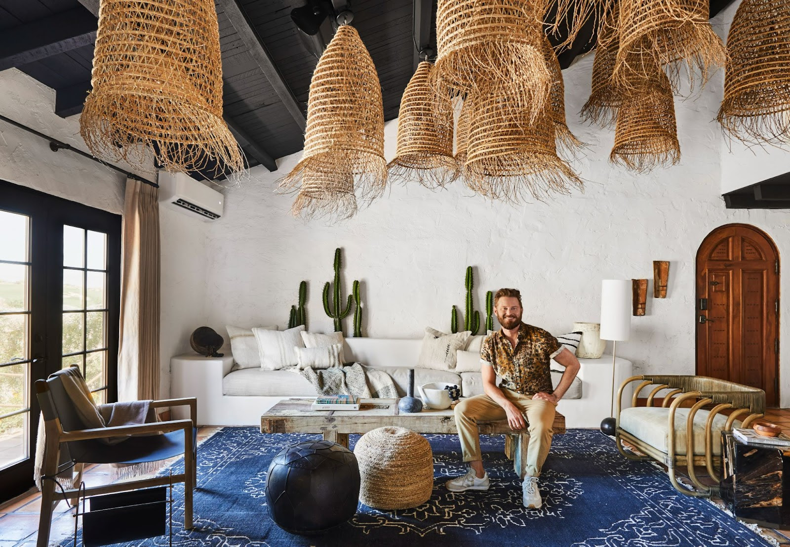 O especialista em design e mais novo anfitrião no Airbnb, Bobby Berk, anuncia oásis renovado no deserto
