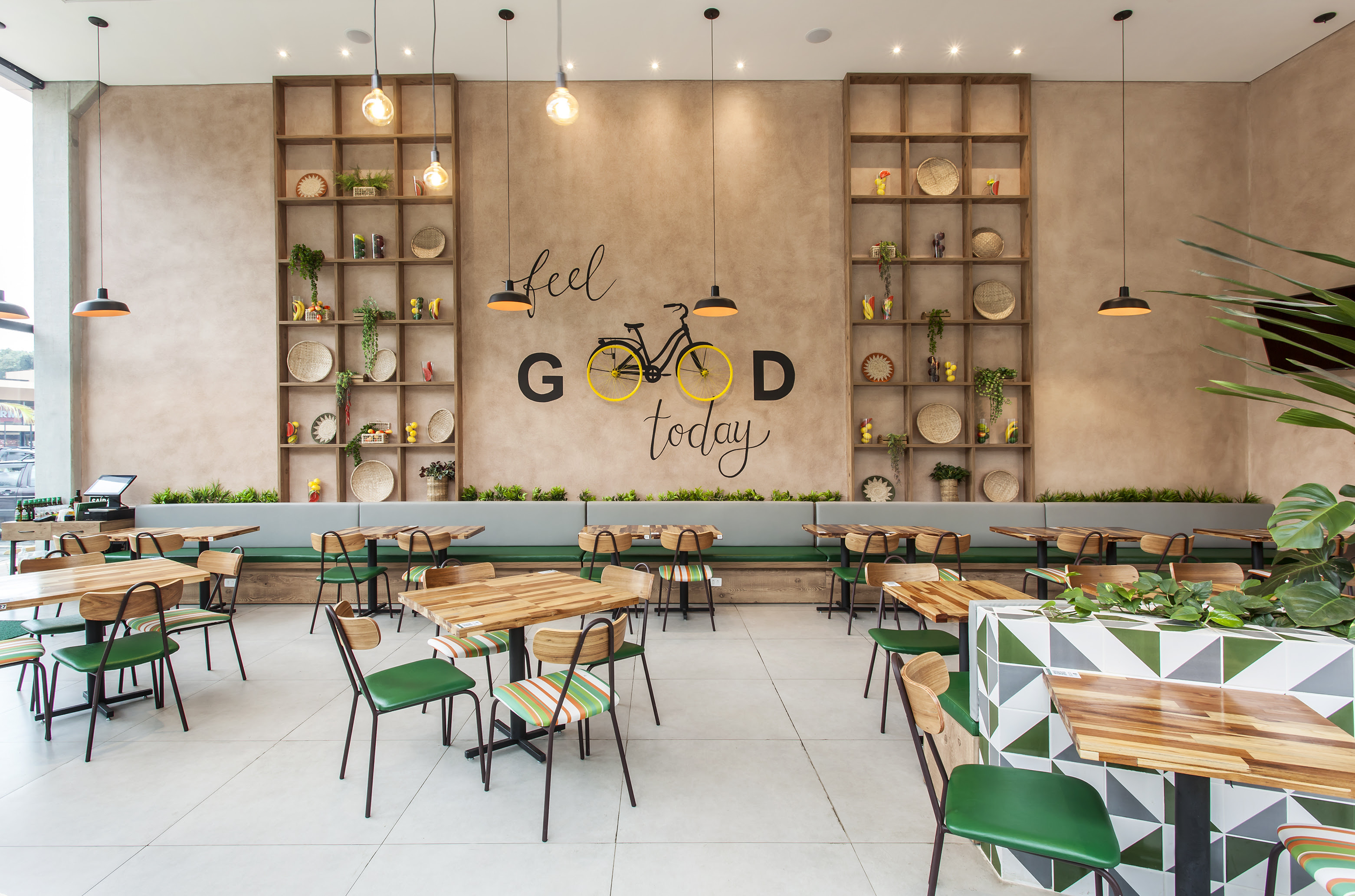 Muito verde e luz natural marcam projeto de restaurante em SP