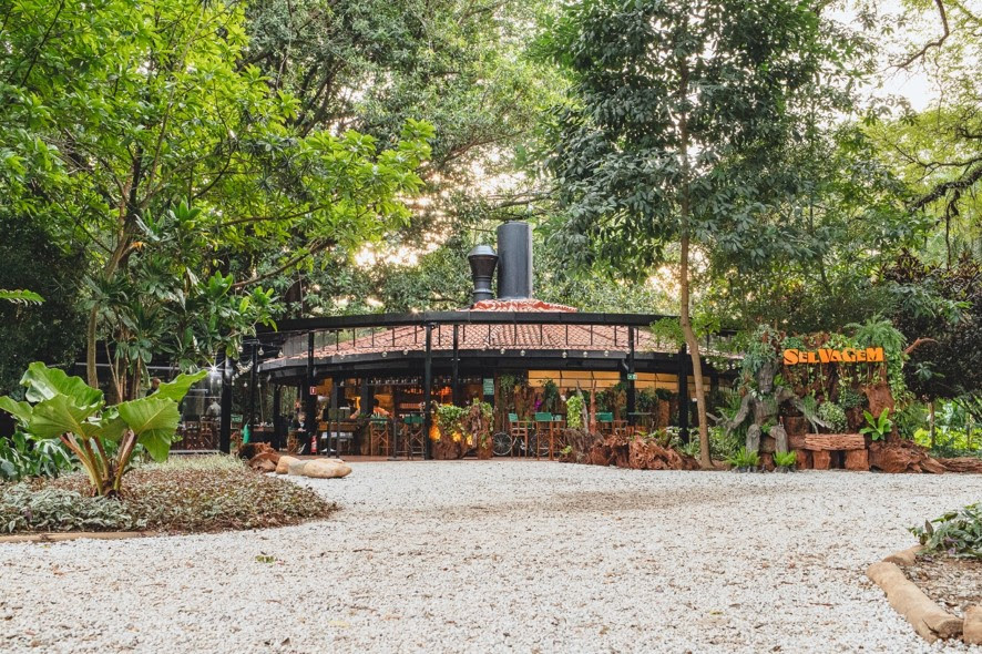 Arquitetura do restaurante Selvagem, em pleno Parque do Ibirapuera, cria uma atmosfera tropical aos frequentadores