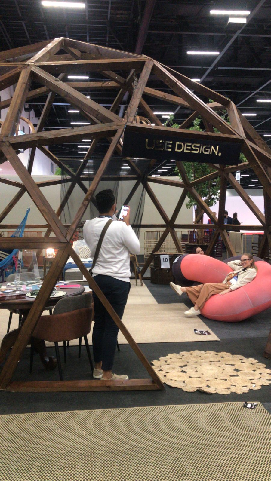 USE DESIGN & KARAMS ESTOFADOS APRESENTAM O PUFF QUE MUDA DE COR DURANTE A ABIMAD