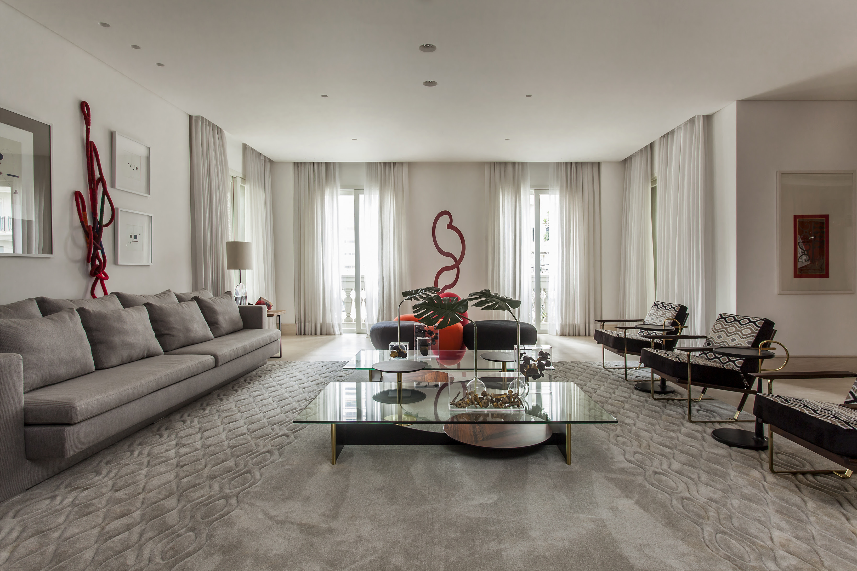 Peças de design e obras de arte ditam o mood de apartamento, em São Paulo