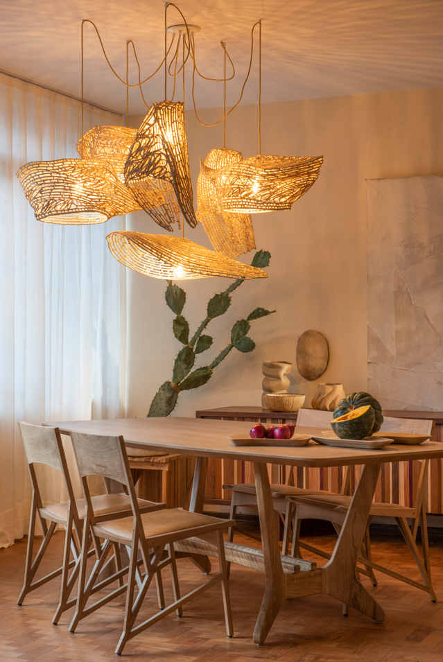 Apartamento tem sala de jantar orgânica que mistura veteranos do design, jovens artesãos e arte popular