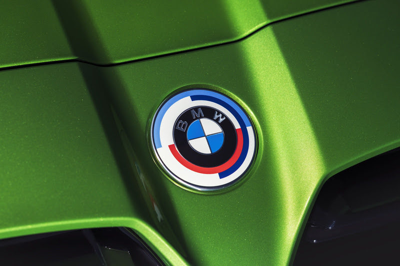 BMW X3 M40i e BMW X4 M40i, modelos mais modernos produzidos no Brasil, ganham logotipos em comemoração aos 50 anos de BMW M