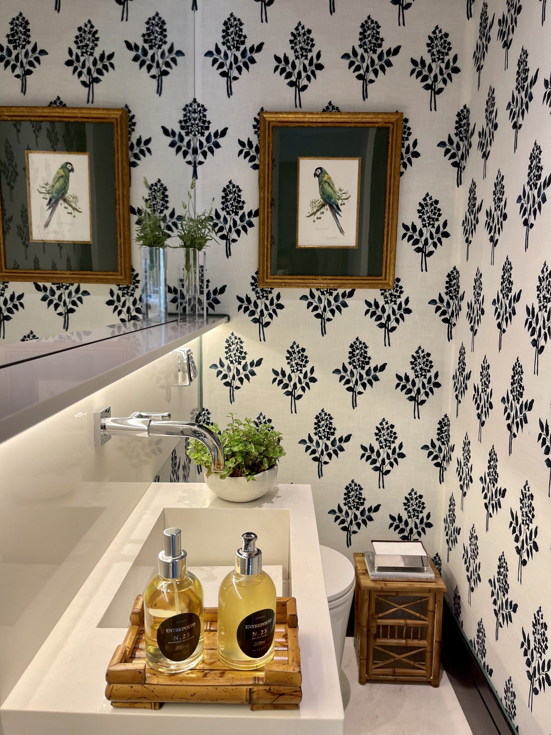 Retrofit de lavabo ganha estilo clássico coastal