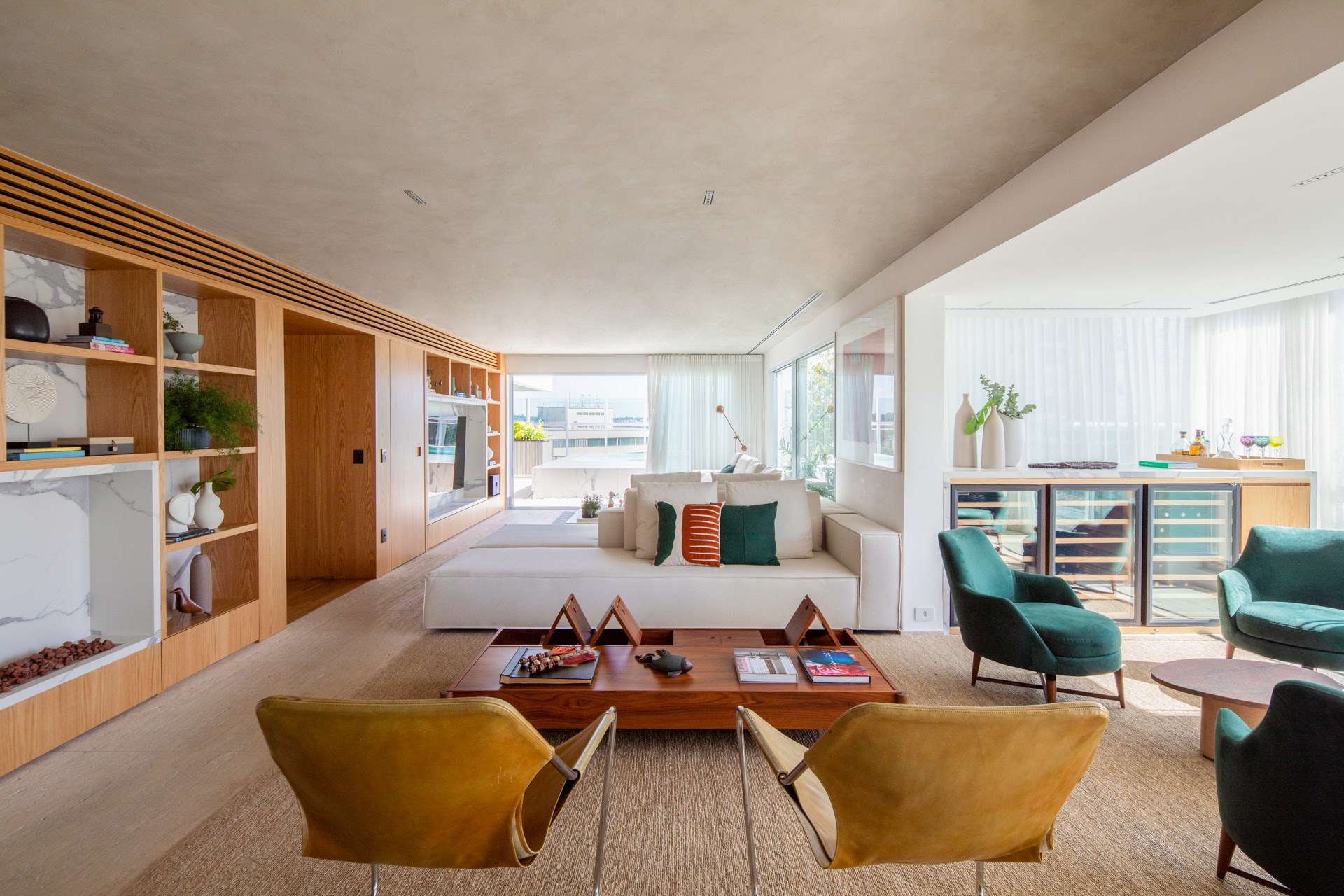 Cobertura no Alto de Pinheiros vira confortável duplex de 435 m² após reforma com soluções surpreendentes