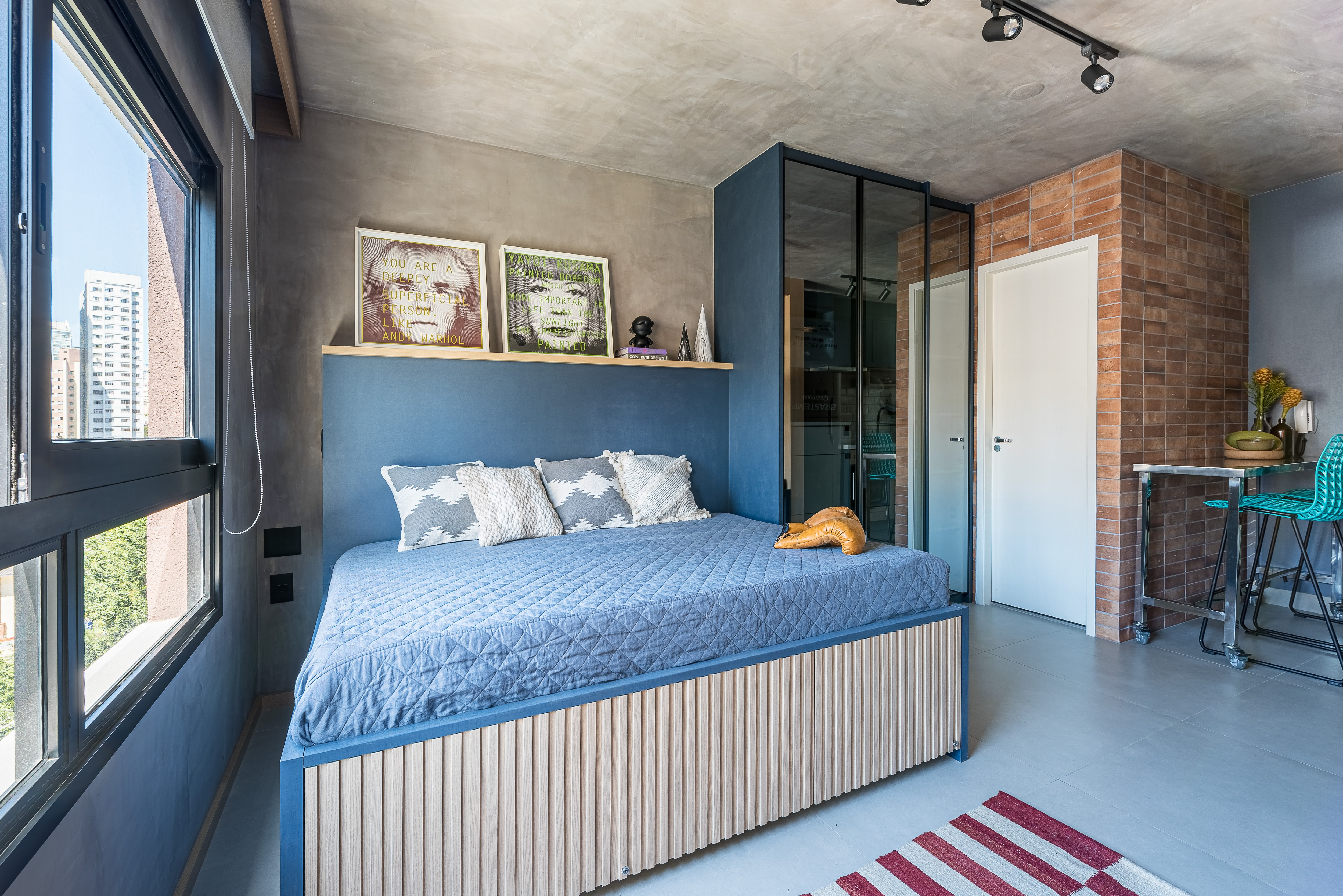 Um pequeno grande apartamento: como um studio de 25m² se tornou um exemplo de praticidade e elegância no décor