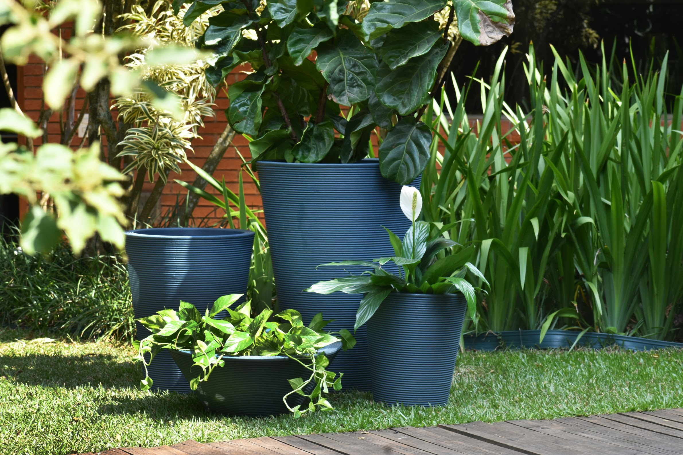 Lançamento: vasos de jeans reciclados unem moda, décor e sustentabilidade
