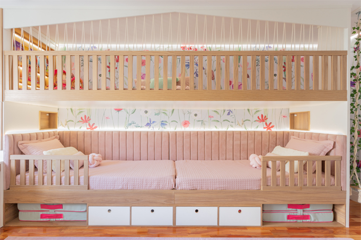 LL Arquitetura cria quarto infantil lúdico e atmosfera do faz de conta