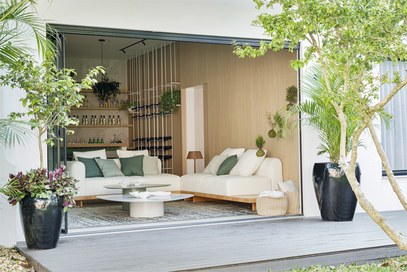 Living Co – Existir na CASACOR SC Florianópolis explora sistema de porta inteligente que permite máxima conexão entre interior e exterior