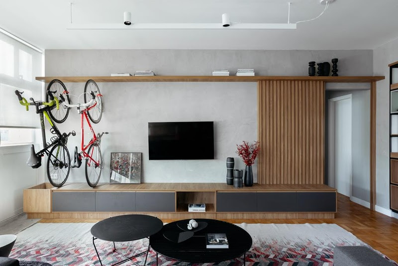 Bicicletas ganham destaque na decoração de apartamento modernista