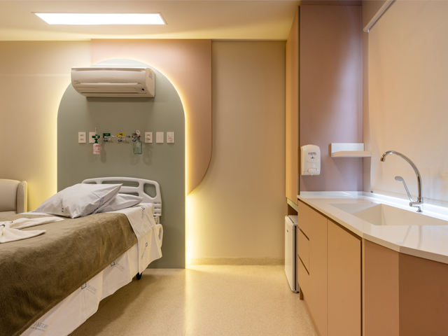 Metais agregam estilo e funcionalidade a ambientes médico-hospitalares