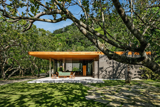 Implantada entre as árvores, Casa dos Cajueiros, projeto Terra Capobianco e Galeria Arquitetos, foca em integração com a natureza