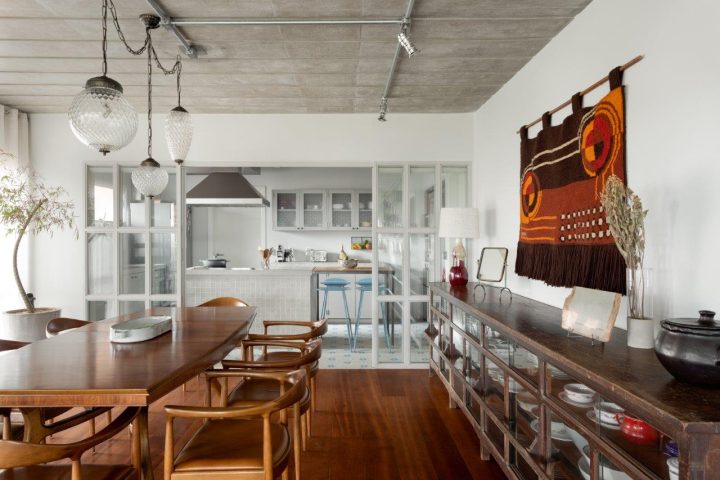 Escritório Memola Estúdio e o arquiteto Vitor Penha assinam apartamento em São Paulo