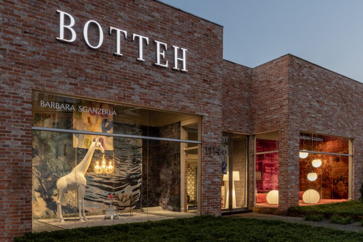 Beleza, irreverência e personalidade marcam vitrine da Botteh assinada por Barbara Sganzerla