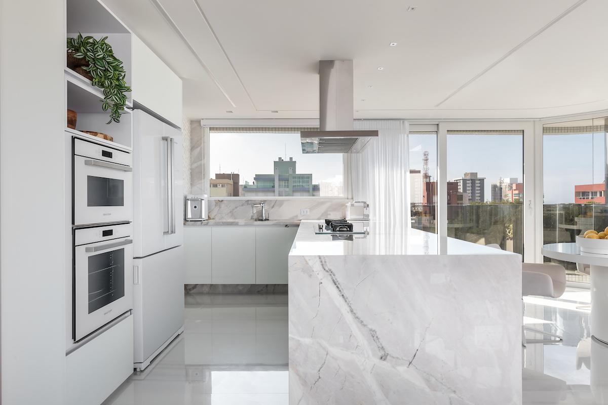 Inspiração praiana: paisagem natural e integração são destaque em apartamento no litoral paranaense