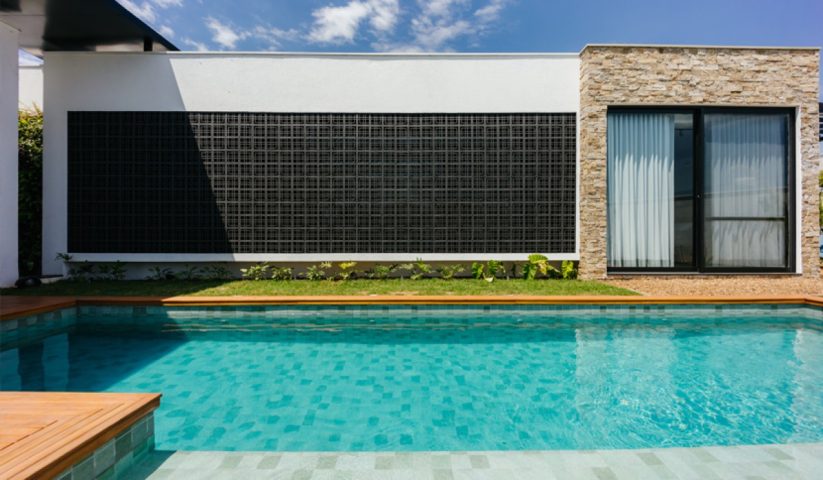 Com construção sustentável, Casa Brasileira da BauerArq alia valorização de materiais nacionais à paixão por esportes