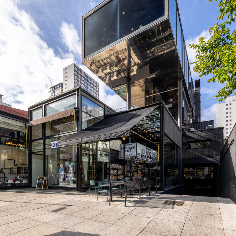 Cafeteria e livraria se mesclam a espaços de uso corporativo no BETC Havas Café, projetado por Galeria Arquitetos e Terra Capobianco