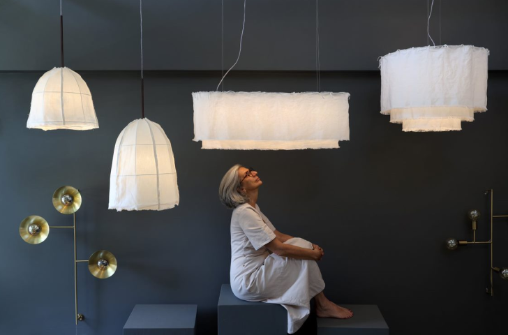 Apaixonada, pesquisadora, empreendedora e designer, Cris Bertolucci e suas luminárias