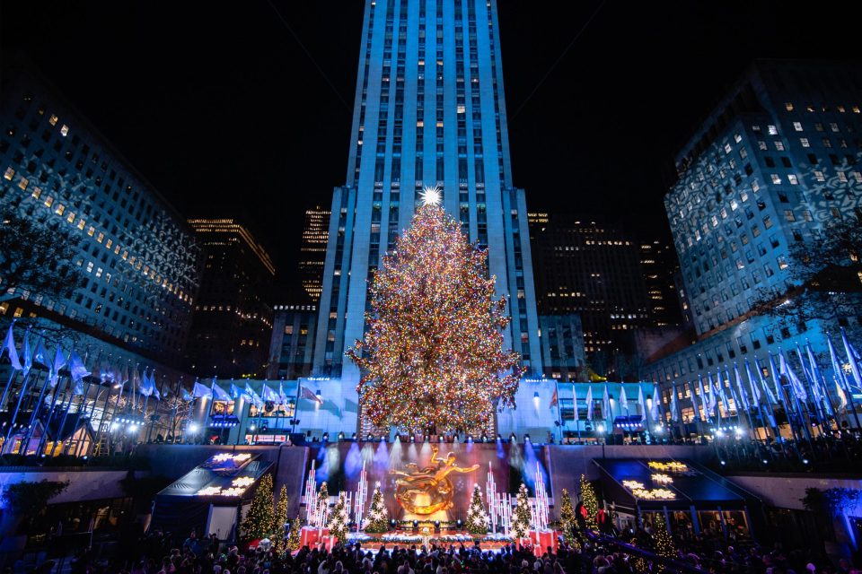 A ESTRELA SWAROVSKI ILUMINA O TOPO DA ÁRVORE DE NATAL NO ROCKEFELLER CENTER EM NOVA YORK