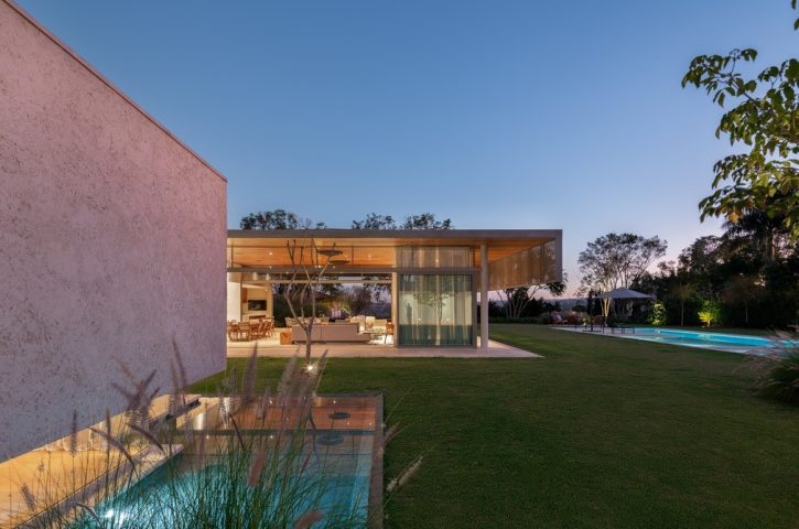 RESIDÊNCIA BRAÚNAS, DO REINACH MENDONÇA ARQUITETOS, FOCA EM INTEGRAÇÃO ENTRE ESPAÇOS INTERNOS E EXTERNOS