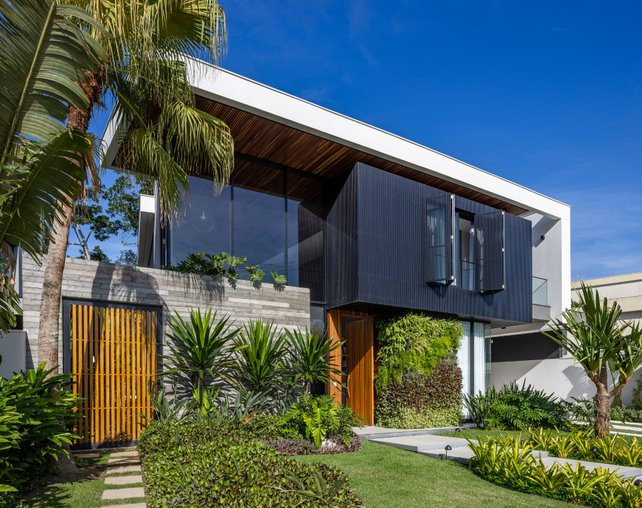 Casa na praia com projeto do Raiz Arquitetura aposta no uso de vidros para maior permeabilidade entre ambientes e empenas para conforto térmico