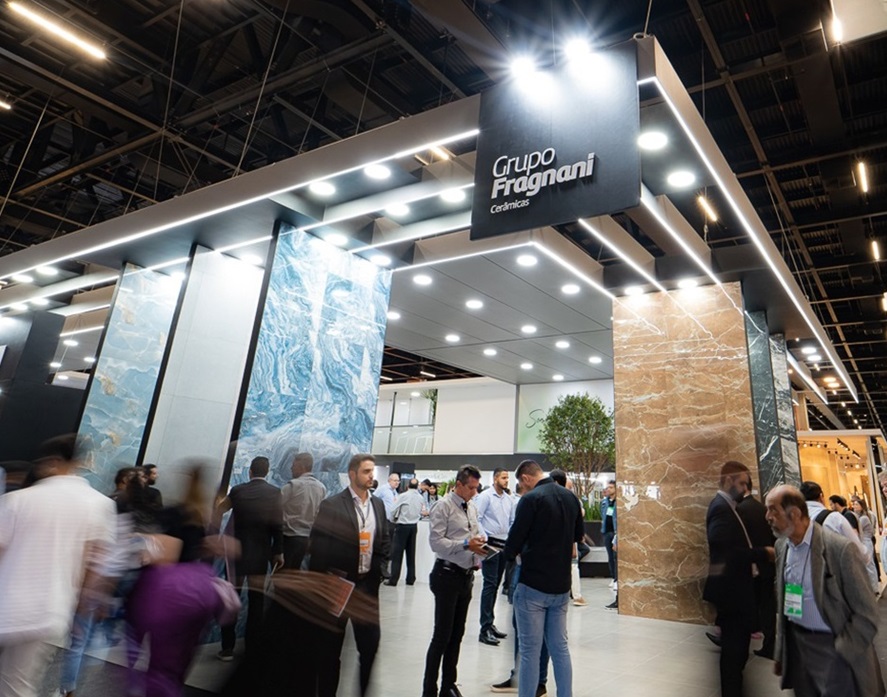Estande assinado pelo arquiteto Rodrigo Ramos com espaço instagramável marca participação do Grupo Fragnani na Expo Revestir 2023