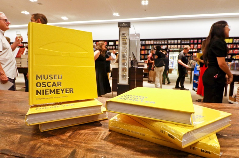 Lançamento do livro sobre acervo do MON reúne artistas, curadores e patronos da instituição