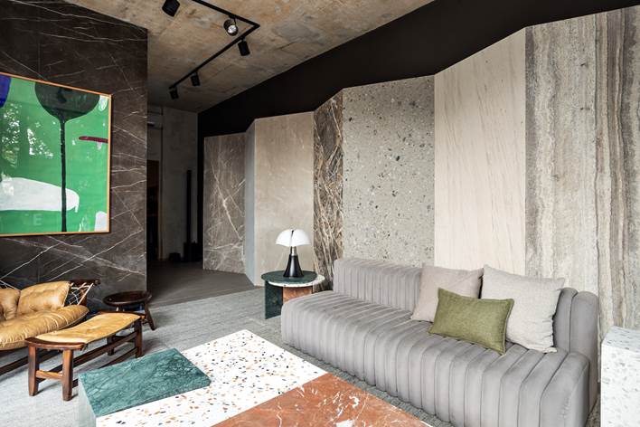 Primeira vitrine da NPK Mármores em São Paulo, assinada por Suíte Arquitetos com mobiliário em pedra exclusivo, marca passagem da empresa pela DW!2023
