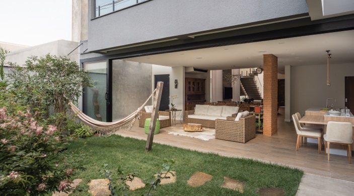 Arquitetura biofílica acentua conexão dos moradores entre a natureza e o design de interiores