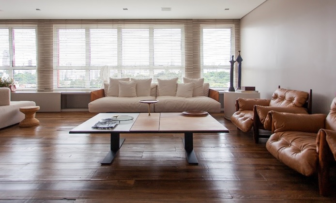 Apartamento ganha estilo minimalista, layout contemporâneo e texturas na decoração em projeto por Estúdio Glik de Interiores