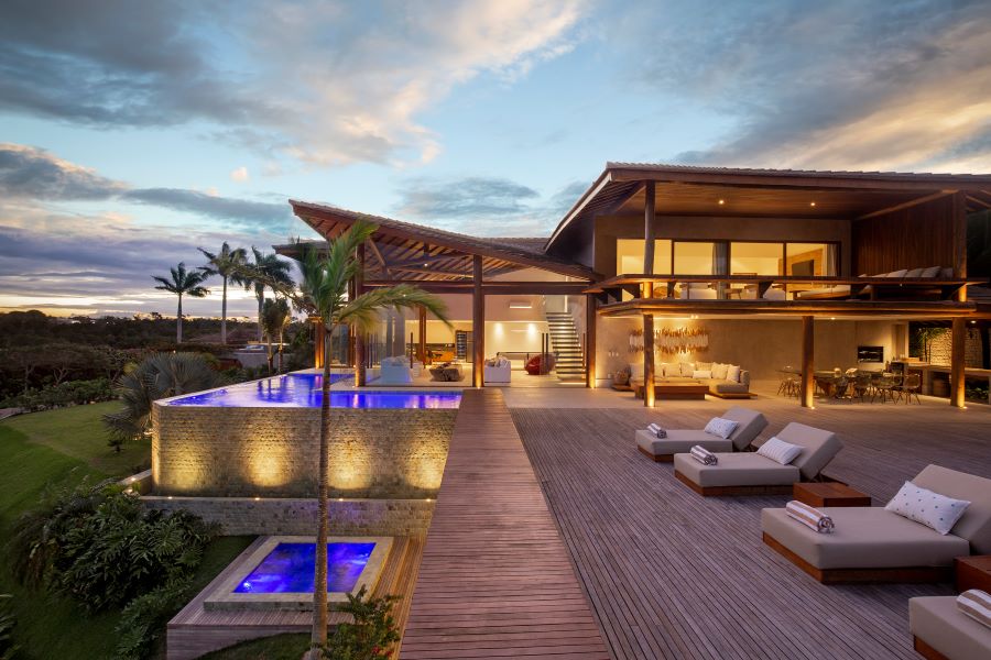 Casa baiana: piscina de borda infinita traz sensação de flutuar