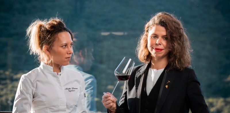 A brasileira Gaby Benicio recebe o prêmio inédito de sommellerie no Guia Michelin