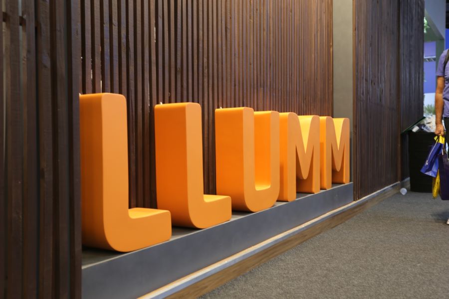 LLUMM apresenta lançamentos na FEICON 2023