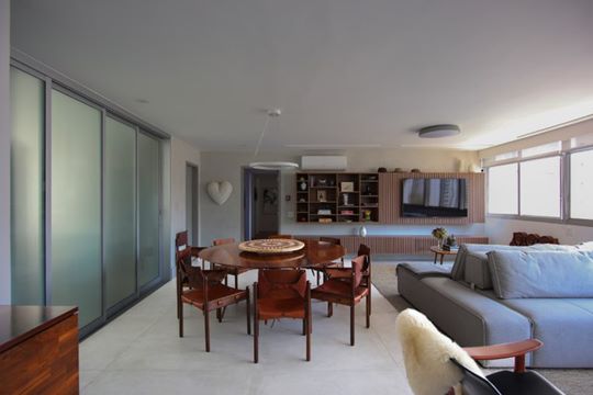 Apartamento de 180 m² tem layout alterado pensando na iluminação natural, integração dos ambientes e contemplação artística