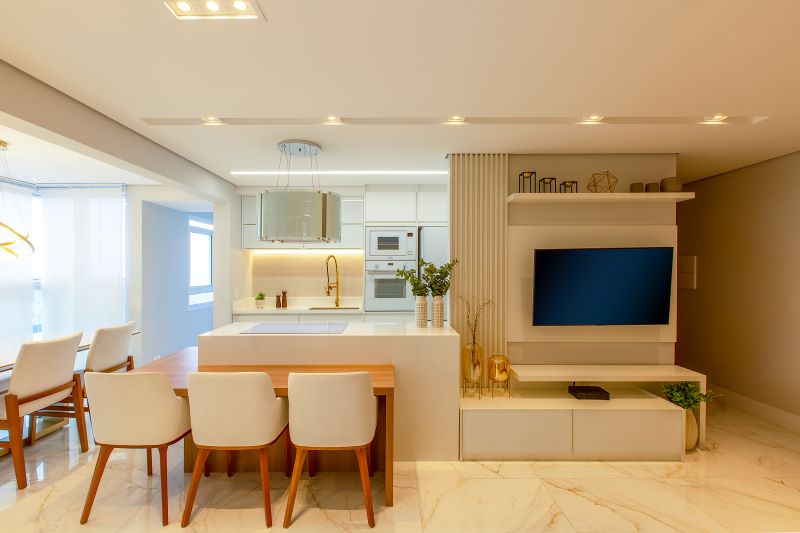 Apartamento em Santo André surpreende com cozinha minimalista e luminárias modernas