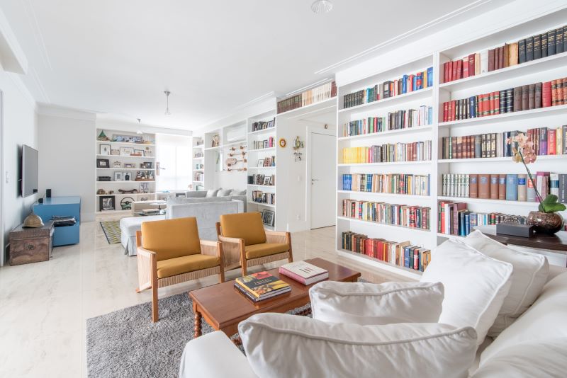 Coleções de livros: como deixar a disposição do acervo dos moradores ainda mais interessante no décor