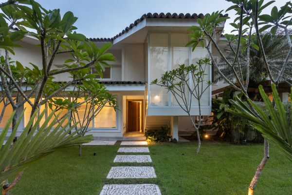 STAL Arquitetura assina casa contemporânea e casual, de 600m²  Localizada no Guarujá, interior de São Paulo