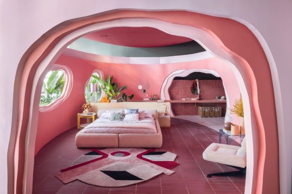 Assinada por Ricardo Abreu, o ambiente da Coral na Casa Cor São Paulo 2023 exalta as camadas da vida de uma mulher de 60+ e seus reflexos na decoração do lar