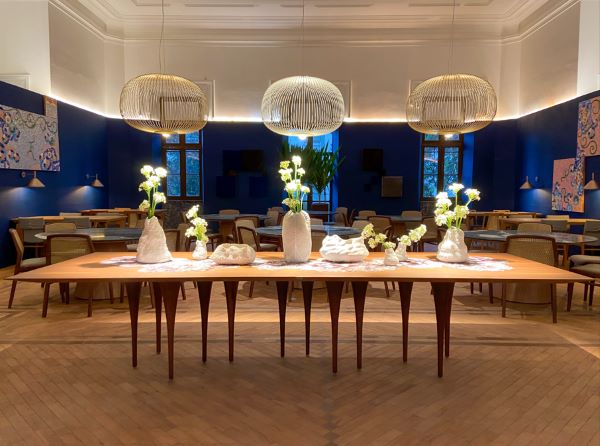 Mobiliário da Voktum compõe ambiente gastronômico em evento de arquitetura Modernos Eternos em Belo Horizonte, MG