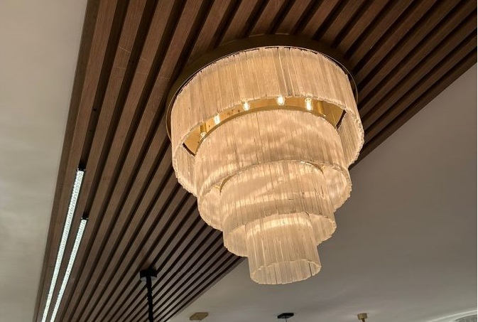 Decoração de luxo: lustres de cristal e vidro são as grandes tendências na iluminação residencial